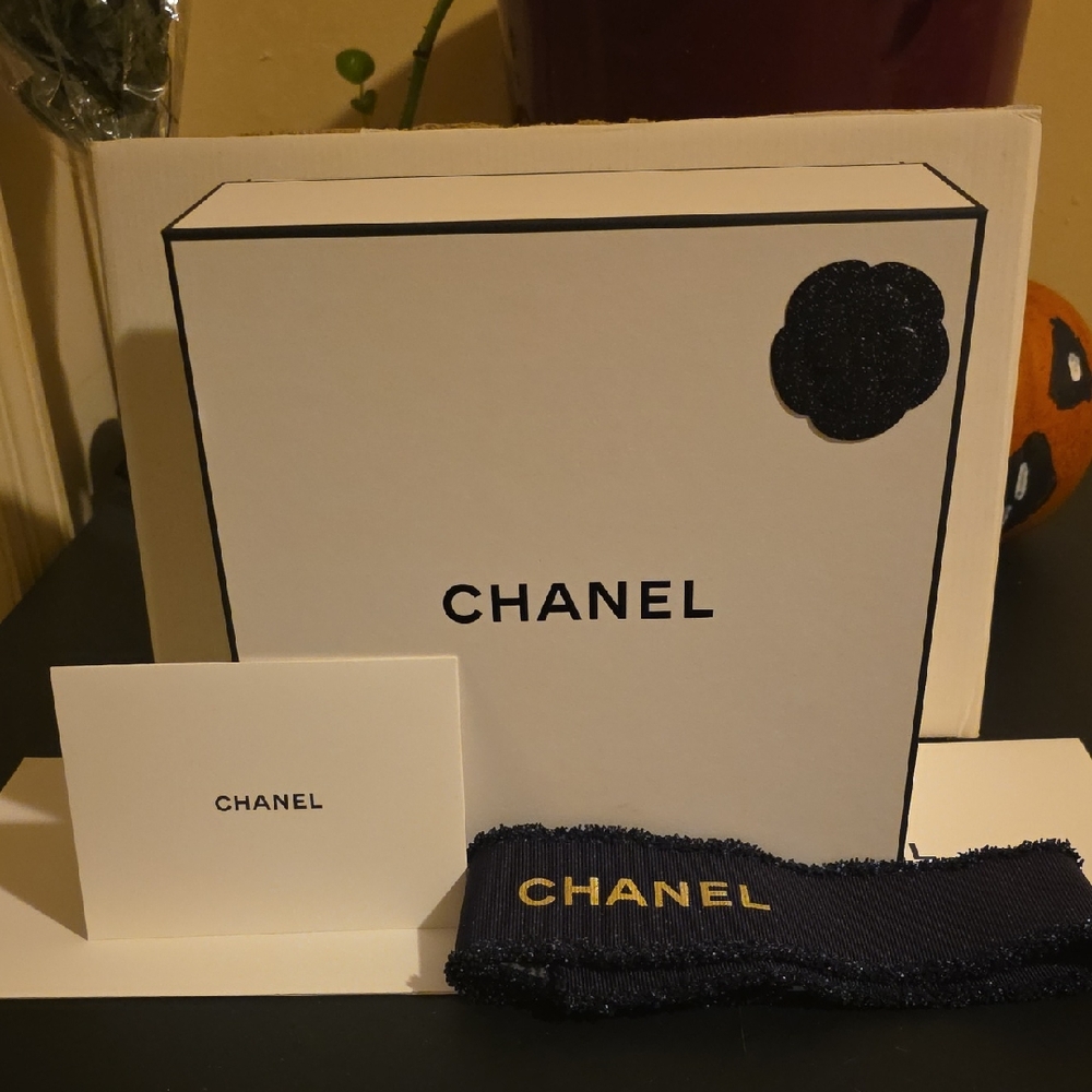 CHANEL Camillia White and Black Box With Ribbion @ Card.
